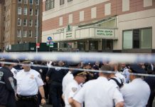 Los oficiales se reúnen frente al edificio después de que un tirador abrió fuego, matando al menos a un médico y disparando a otros seis antes de suicidarse en el Bronx-Lebanon Hospital Center en el Bronx, Nueva York,