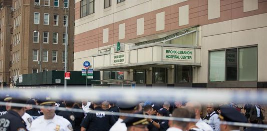 Los oficiales se reúnen frente al edificio después de que un tirador abrió fuego, matando al menos a un médico y disparando a otros seis antes de suicidarse en el Bronx-Lebanon Hospital Center en el Bronx, Nueva York,