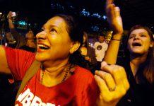 Puertorriqueños celebran en las calles después de que el presidente, Barack Obama, conmutara la sentencia del independentista puertorriqueño Oscar López Rivera.
