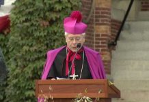 El obispo católico estadounidense Peter Libasci
