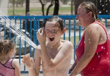 Niños juegan con chorros de agua en un parque en Tucson, AZ. La ola de calor obligó a suspender casi 50 vuelos en Phoenix, ciudad de Arizona enclavada en una zona donde han muerto desde abril cuatro personas a causa del calor