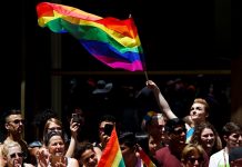 Nueva York celebra un multitudinario Orgullo Gay dedicado a los activistas Un participante agita una bandera del arco iris durante la marcha anual del orgullo de LGBT de Nueva York en Nueva York.
