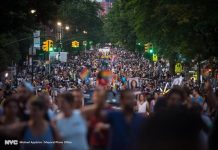 Presentan instancia para proteger empleados LGBT de discriminación Un participante agita una bandera del arco iris durante la marcha anual del orgullo de Nueva York.
