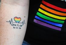 Una persona muestra su tatuaje dedicado a las 49 personas que perdieron la vida en la matanza perpetrada hace un año en la discoteca gay Pulse.