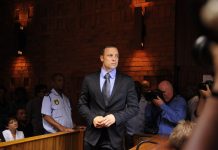 El Tribunal Superior de Justicia de Pretoria decidió hoy rebajar las condiciones de la libertad bajo fianza del atleta sudafricano Oscar Pistorius, y le devolverá el pasaporte para que pueda viajar fuera del país, informó la agencia local de noticias Sapa.