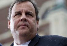 El gobernador de Nueva Jersey, el republicano Chris Christie, comentó por su parte que, aunque ha vacunado a sus hijos, el Estado debe encontrar un "equilibrio" para dejar decidir a los padres.  