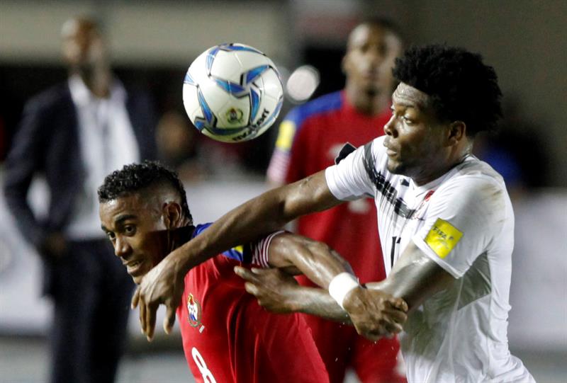 El jugador de la selecci&oacute;n paname&ntilde;a &Eacute;dgar B&aacute;rcenas disputa un bal&oacute;n frente al jugador de Trinidad y Tobago Mekeil Williams (d)