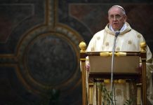 El Papa Che y su inclinación por salirse del personaje