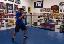 El boxeador transgénero Pat Manuel se entrena hoy, martes 22 de agosto de 2017, en el Club de Boxeo Duarte en Los Ángeles