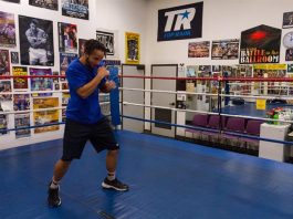 Latino busca el "título" de primer boxeador transgénero El boxeador transgénero Pat Manuel se entrena hoy, martes 22 de agosto de 2017, en el Club de Boxeo Duarte en Los Ángeles
