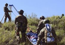 Simulacro de una operación de la patrulla fronteriza de EEUU en el que los agentes han recreado un caso real de rescate de un inmigrante que se cayó, se rompió un tobillo, y fue abandonado por los traficantes.