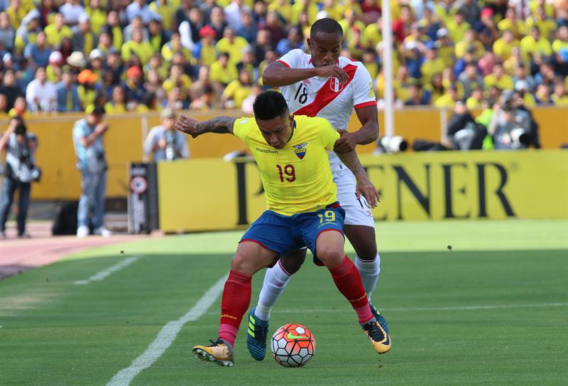 El jugador de la selección de Perú André Carrillo (atrás) disputa el balón con el ecuatoriano Cristian Ramírez (frente)