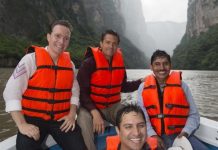 El presidente de México Enrique Peña Nieto (c-arriba), acompañado por el cantante mexicano Julión Álvarez (frente), el gobernador del estado de Chiapas Manuel Velasco (i) y un guía de turistas (d), durante un recorrido por el Cañón del Sumidero, en el municipio de Chiapa de Corzo (México). Peña Nieto publicó y retiró en pocas horas de las redes sociales la fotografía con el cantante Julión Álvarez, acusado hoy en Estados Unidos de lazos con el narcotráfico.