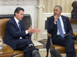 El presidente de México, Enrique Peña Nieto (izda), conversa con su homólogo estadounidense Barack Obama durante la reunión que han mantenido en la Casa Blanca.