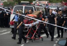 médicos abandonan el edificio después de que un tirador abrió fuego, matando al menos a un médico y disparando a otros seis antes de suicidarse en el Bronx-Lebanon Hospital Center en el Bronx, Nueva York,