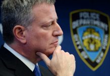 NYPD pone a prueba sistema para detectar tiroteos El alcalde de Nueva York, Bill de Blasio, escucha al comisionado de Policía de la ciudad, William Bratton, durante una rueda de prensa en Nueva York.