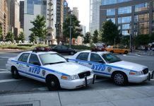 El mendigo al que un agente de la Policía de Nueva York compró unas botas el mes pasado volvió a caminar descalzo por las calles de la Gran Manzana, después de que la fotografía que recogía el acto de solidaridad del oficial diera la vuelta al mundo.