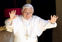 El papa Benedicto XVI seguirá llamándose Su Santidad Benedicto XVI, tendrá el título de "papa emérito" o "Romano Pontífice emérito", vestirá sotana blanca, sin esclavina, y calzará zapatos marrones, especialmente los que le regalaron unos artesanos durante su viaje a México del año pasado.