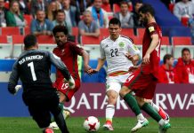 Hirving Lozano de México (C) en acción contra la defensa de Portugal durante el tercer encuentro de la Copa FIFA Confederaciones contra Portugal en el Estadio Spartak, en Moscú, Rusia.