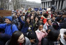 Cientos de estudiantes protestan en por política migratoria de Trump