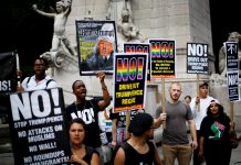 Controversia sobre si la decisión del Supremo en veto migratorio de Trump fue unánime Un pequeño grupo de personas se reúnen con carteles para protestar contra la decisión del Tribunal Supremo de Estados Unidos de restablecer una parte de la orden ejecutiva del presidente de EE.UU., Donald Trump, que prohíbe que personas de ciertos países viajen a Estados Unidos, hoy, lunes 26 de junio de 2017, en Nueva York.