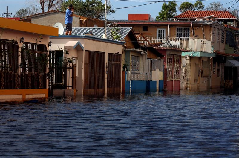 Fotograf&iacute;a del 23 de septiembre de 2017 de una calle inundada en el sector Playita, en Santurce, despu&eacute;s del paso del Hurac&aacute;n Mar&iacute;a por San Juan (Puerto Rico).