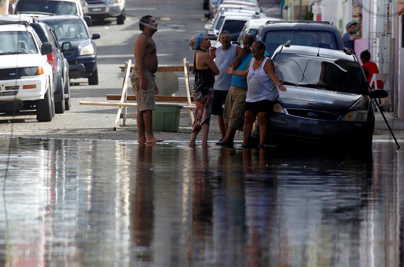 Fotografía del 23 de septiembre de 2017 de una calle inundada en el sector Playita, en Santasucre, después del paso del Huracán María por San Juan (Puerto Rico).