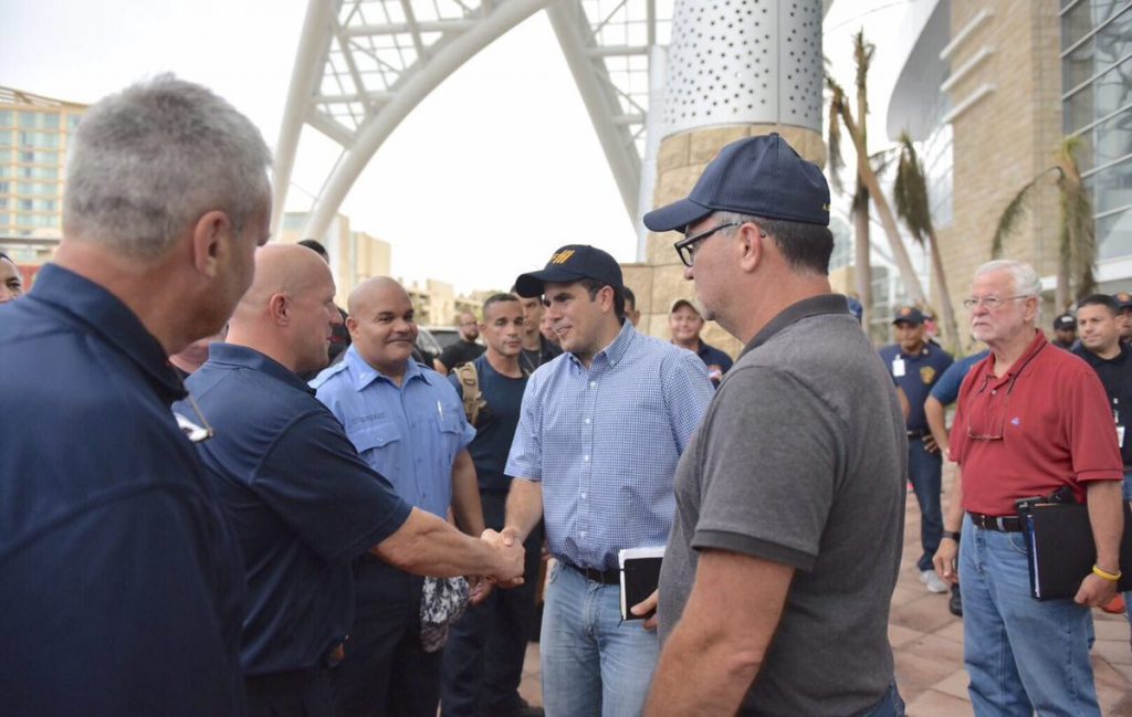 Una brigada de 86 bomberos procedentes del estado de Nueva York se encuentran en la isla como parte de un grupo de apoyo a las tareas de desescombro y ayuda tras el paso del hurac&aacute;n Mar&iacute;a la semana pasada. (foto twitter @ricardorossello) 