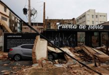 Puertorriqueños recibieron 8.380 toldos y 26 generadores de electricidad FEMA entrega 8.300 toldos e Ingenieros 26 generadores a afectados en Puerto Rico.