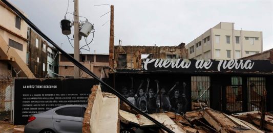 FEMA entrega 8.300 toldos e Ingenieros 26 generadores a afectados en Puerto Rico.