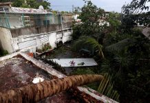 Puerto Rico, una isla en bancarrota, acude a un plebiscito para buscar su identidad Vista de destrozos en el barrio de Santurce tras el paso del huracán Irma, el pasado jueves, 7 de septiembre de 2017, en San Juan (Puerto Rico).