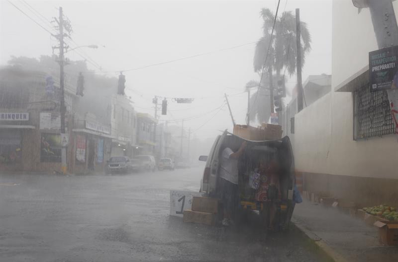 Los puertorriqueños se preparan hoy, miércoles 6 de septiembre de 2017, ante el inminente paso por la isla del huracán Irma, de categoría 5, en San Juan (Puerto Rico).