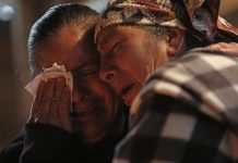 Quilinco, el pueblo enmudecido por un derrumbe en Guatemala Familiares lloran frente a los féretros de Aura Lorena y sus cuatro hijos, María Lorena, Elvira Vicenta, Fernanda Noemí y Alicio durante su velorio hoy, miércoles 21 de junio de 2017, en Quilinco, Huehuetenango (Guatemala), luego de un derrumbre que ocurrió ayer 20 de junio de 2017.