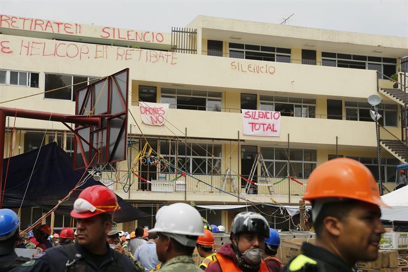 Elementos de la Marina realizan labores de rescate entre los escombros del destruido Colegio Enrique Rébsamen