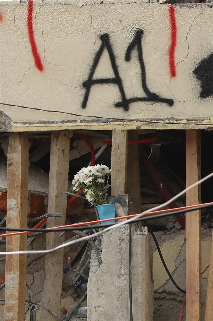 Detalle de un ramo de flores blancas en el sitio donde fue rescatado un cuerpo entre los escombros del Colegio Enrique Rébsamen
