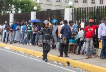 REPÚBLICA DOMINICANA EN LA MIRA Inmigrantes de origen haitiano que lograron inscribirse en el Plan de Regularización de Extranjeros esperan ser atendidos en el ministerio de Interior y Policía de República Dominicana para entregar algunos documentos y completar el proceso.