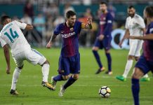 El jugador del F.C. Barcelona Messi (c) en acción ante Casemiro (i) del Real Madrid hoy, sábado 29 de julio de 2017, durante el partido entre el Real Madrid y el F.C. Barcelona del torneo Internantional Champions Cup