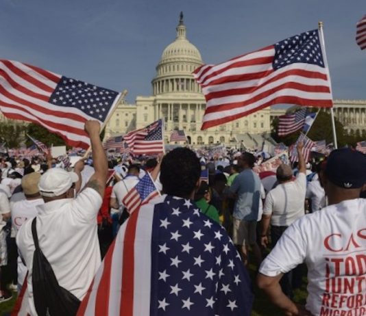 Grupos raciales y étnicos sienten discriminación en Estados Unidos Grupos de inmigrantes realizaron una jornada de protesta para exigir que termine cuanto antes el bloqueo judicial a la acción ejecutiva del presidente Barack Obama, cuyos efectos habrían beneficiado desde hoy a casi cinco millones de indocumentados.