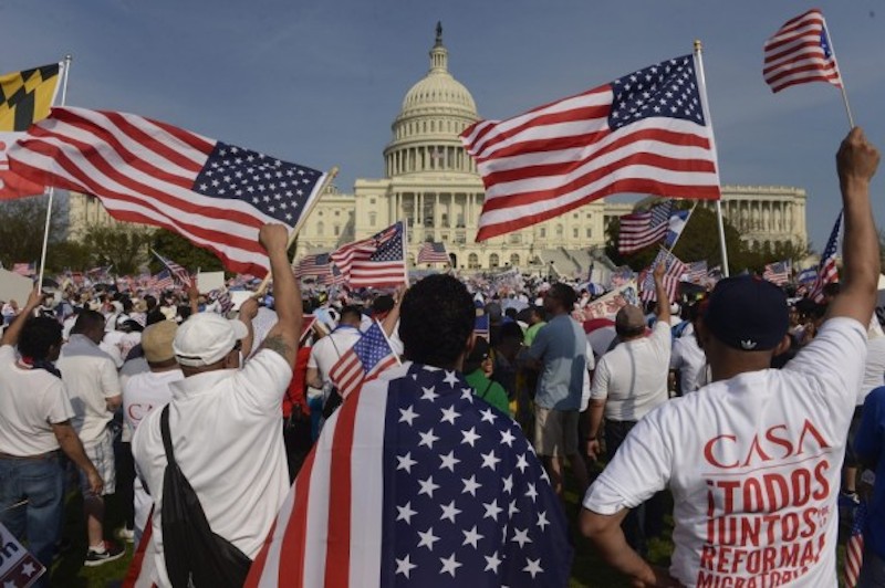 Grupos raciales y étnicos de Estados Unidos, incluyendo a los blancos y los latinos, se sienten discriminados en su vida diaria. (foto archivo)