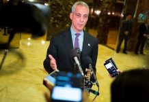 El alcalde de Chicago pide a Trump protección para jóvenes inmigrantes