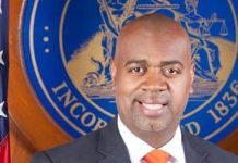 El alcalde de Newark se reúne con funcionarios cubanos en La Habana