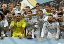 Los jugadores del Real Madrid posan con la Supercopa de España tras vencer por 2-0 al FC Barcelona en el partido de vuelta disputado hoy en el estado Santiago Bernabéu, en Madrid.