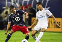 David Villa (i) de MLS All-Stars disputa el balón con Achraf Hakimi (d) de Real Madrid hoy, miércoles 2 de agosto de 2017, en el Juego de las Estrellas de la Major League Soccer entre MLS All-Stars y Real Madrid, que se disputa en el Soldier Field, en Chicago, Illinois