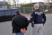 Fotografía de agentes del Servicio de Inmigración y Aduanas (ICE) realizando un arresto.