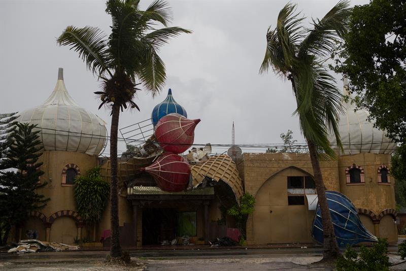 El huracán María, de categoría 3, se fortalecerá en las próximas horas mientras se aleja de la costa noreste de República Dominicana.