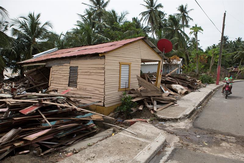 Vista de los daños causados tras el paso del huracán María hoy, viernes 22 de septiembre de 2017, en la ciudad de Nagua (República Dominicana). Un total de 38 localidades de República Dominicana siguen aisladas a causa del desbordamiento de ríos, arroyos y cañadas que provocó el huracán María, que aunque se alejó del país, sigue provocando lluvias en algunas zonas del noreste y este del país, informaron hoy fuentes oficiales.