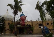 María se fortalecerá mientras se aleja de República Dominicana Una mujer camina por una calle inundada hoy, viernes 22 de septiembre de 2017, tras el paso del huracán María en la ciudad de Nagua (República Dominicana).