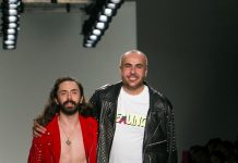 El diseñador mexicano Ricardo Seco saluda acompañado por el músico Jay de la Cueva.