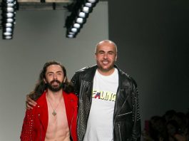 El diseñador mexicano Ricardo Seco saluda acompañado por el músico Jay de la Cueva.