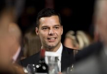 Ricky Martin estrenará versión "spanglish" de su nuevo tema "Come with me" El cantante Ricky Martin aseguró en Maimi que su nuevo trabajo discográfico, "A quien quiera escuchar", constituye "una recuperación de emociones" en el que por primera vez se abre de una manera "transparente" a sus experiencias amorosas.
